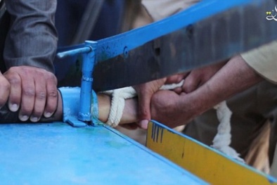 Ớn lạnh với video chặt tay tội phạm ăn cắp bằng máy chém của IS