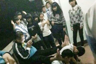 Thầy giáo bị sa thải vì bắt học sinh quỳ làm ghế gác chân