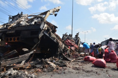 Vĩnh Long: Xe tải chở 14 tấn hành bất ngờ bốc cháy giữa đêm