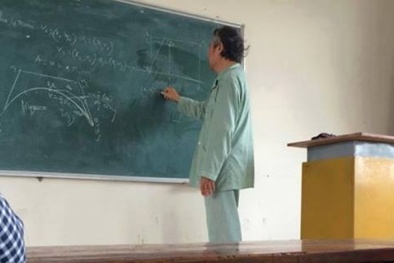 Xúc động hình ảnh thầy giáo mặc áo bệnh nhân đứng lớp