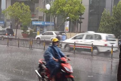 Cơn mưa ‘vàng’ bất ngờ tưới mát Sài Gòn ngay giữa mùa nắng