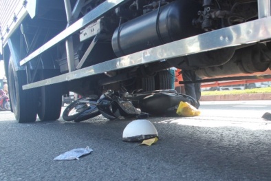 Tp.HCM: Đôi vợ chồng nguy kịch do bị xe tải kéo lê