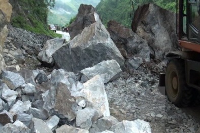 Quảng Ngãi: Mưa trái mùa gây sạt lở đất cô lập 1.600 hộ dân