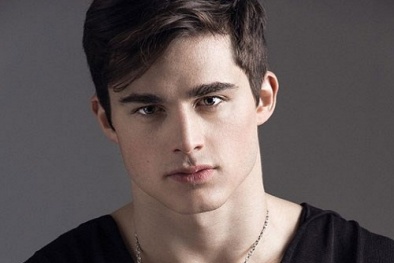 Thầy giáo điển trai bụng 6 múi đốn tim học trò nữ