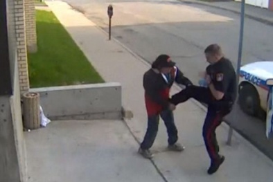 Xôn xao vụ cảnh sát Canada hành hung người vô gia cư dã man