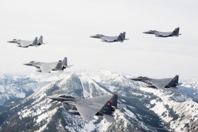 12 tiêm kích F-15C Eagle của Mỹ đồng loạt tiến tới Châu Âu