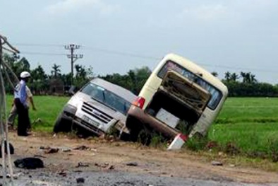 Hà Nội: Ô tô khách đấu đầu trên quốc lộ 32 làm 5 người chết