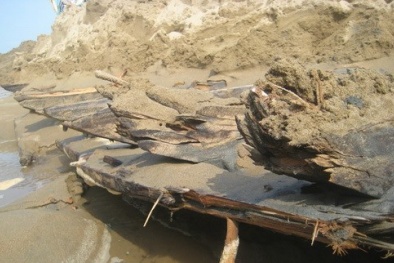 Thanh Hóa: Phát hiện xác tàu thời chiến lộ ra dưới lớp cát