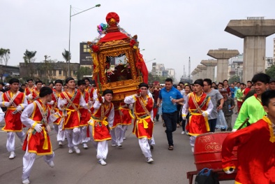Hà Nội: Đoàn rước kiệu di chuyển như bay khiến cả tuyến đường náo loạn