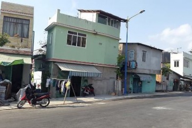 Những ngôi nhà siêu mỏng, vẹo và nghiêng bên dòng kênh ngàn tỷ ở TP.HCM