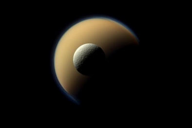 NASA phát hiện màu sắc lạ trên mặt trăng Sao Thổ