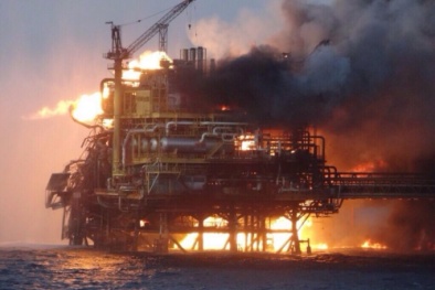 Cháy giàn khoan dầu giữa biển, ít nhất 4 người thiệt mạng