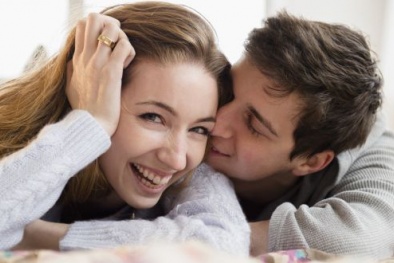 Thủng màng nhĩ khi hôn quá lâu?