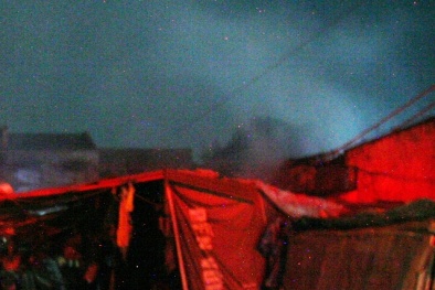 Huế: Tiểu thương khóc ngất vì chợ Nông cũ cháy lớn trong đêm