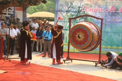 Hàng nghìn du khách lũ lượt kéo về chảy hội Tây Thiên 