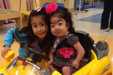 Cảm động bé gái tật nguyền 2 tuổi hát nhép ca khúc Wrecking Ball