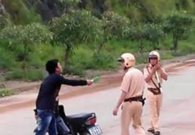 Lai Châu: Cay cú vì bị phạt, nam thanh niên rút dao đâm CSGT