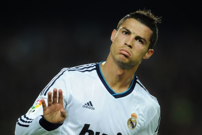 Ronaldo lập hat-trick cân bằng chiến tích “khủng” của Messi ở La Liga