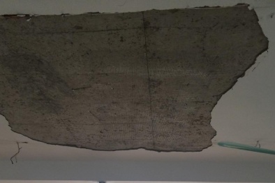 Hà Nội: Trần lớp học sụp xuống đầu nữ sinh trong giờ học