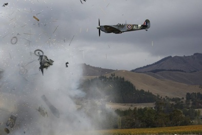 Máy bay nổ tung giữa trời sau va chạm nhẹ 