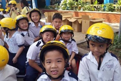 Trao tặng 1.000 mũ bảo hiểm cho học sinh tiểu học của TP.HCM
