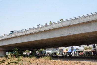 Chạy đến đường cùng, tên cướp liều mình lao qua thành cầu