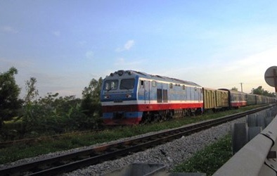 Tàu SE8 liên tục gặp xe tải 'kẹt' trên đường ray