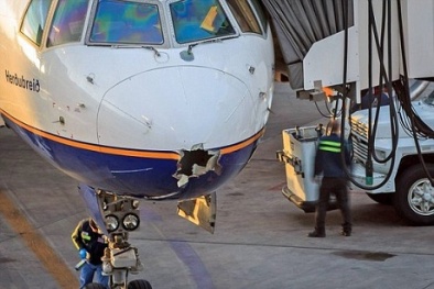 Máy bay bị sét đánh thủng mũi vẫn vượt Đại Tây Dương an toàn 