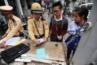 Hà Nội: Phạt hàng loạt trường hợp không đội mũ bảo hiểm cho trẻ em