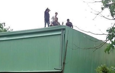 Công nhân bị hất tung lên mái nhà sau vụ nổ nhà xưởng