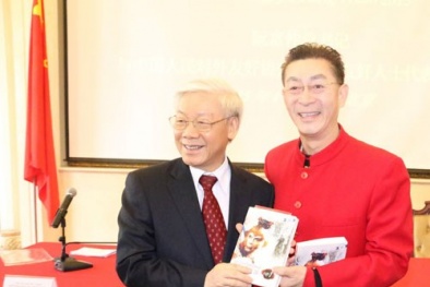 Lục Tiểu Linh Đồng cảm kích trước quà tặng của Tổng bí thư Nguyễn Phú Trọng