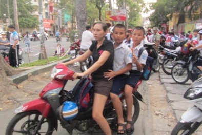 Phụ huynh vẫn xem thường đội mũ bảo hiểm cho trẻ trong ngày đầu xử phạt