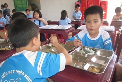 Phẫn nộ hiệu trưởng cắt xén tiền ăn của trẻ, vô văn hóa với đồng nghiệp