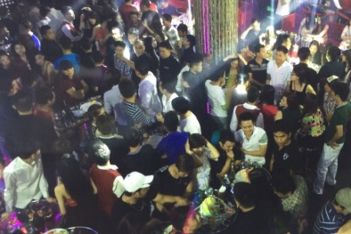 TPHCM: Cảnh sát đột kích quán bar, dân chơi ‘tá hỏa’