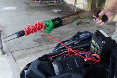 Dùng súng bắn điện tự chế, trộm chó bị 14 dân quân rượt đuổi