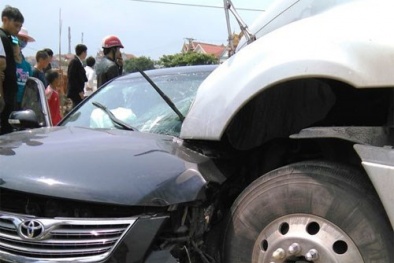 Hiện trường vụ xe container 'dính chặt' vào xe con trên quốc lộ
