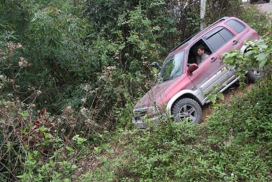 Cháu bé 3 tuổi thoát chết vì văng khỏi xe đang lao xuống vực