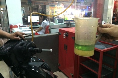 TP.HCM: Đóng cửa cây xăng bán xăng pha nước để điều tra