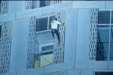 “Người nhện” 52 tuổi chinh phục tòa nhà 307m bằng tay không