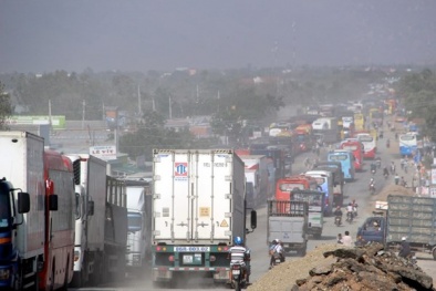 Quốc lộ 1A bị chặn: Hàng chục tài xế bỏ xe xuống đường trốn nắng