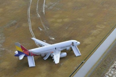 Máy bay lao khỏi đường băng xoay 180 độ do mây mưa bất thường