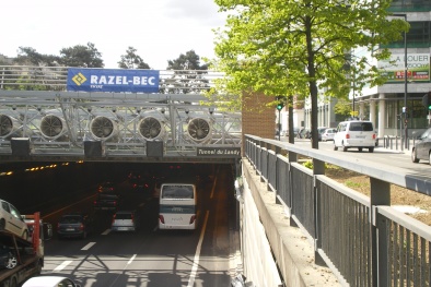 Đập vỡ kính xe cướp trang sức trong hầm tối