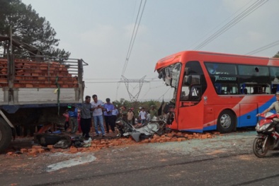 Đắk Lắk: Dùng kích cần cẩu tách hai xe cứu thi thể người bị nạn