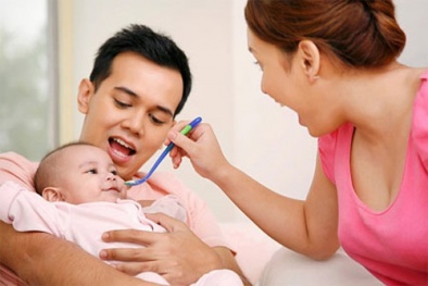 Tác hại khôn lường từ việc cho trẻ ăn dặm sớm
