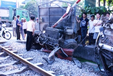 Tin tức tai nạn giao thông mới nhất ngày 20/4: Ô tô mất lái đâm thẳng vào tàu hỏa 