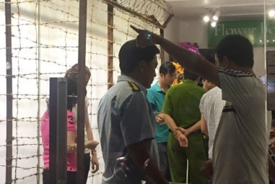 Ai thực sự là chủ cửa hàng nơi chức triển lãm ‘Hoa nơi chiến trường’?