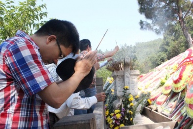 Hàng ngàn người viếng mộ Đại tướng Võ Nguyên Giáp trong tiết trời oi ả