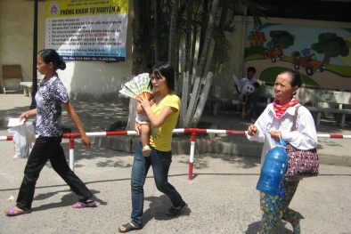 Chuyên gia khuyên người già và trẻ nhỏ cẩn trọng với nắng nóng