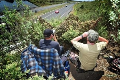 Muôn vàn kiểu ngụy trang 'dở khóc dở cười' của CSGT thế giới