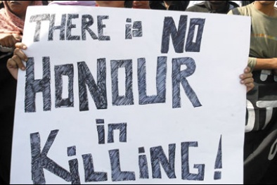 Tưới xăng thiêu sống con dâu vì ra đường không xin phép